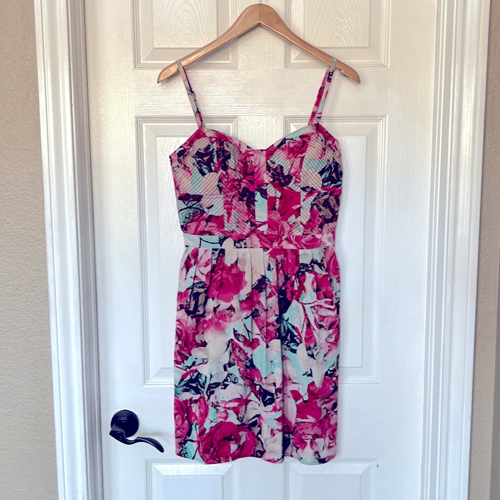 Jessica Simpson floral dress - Gorgeous silhouette - Size M